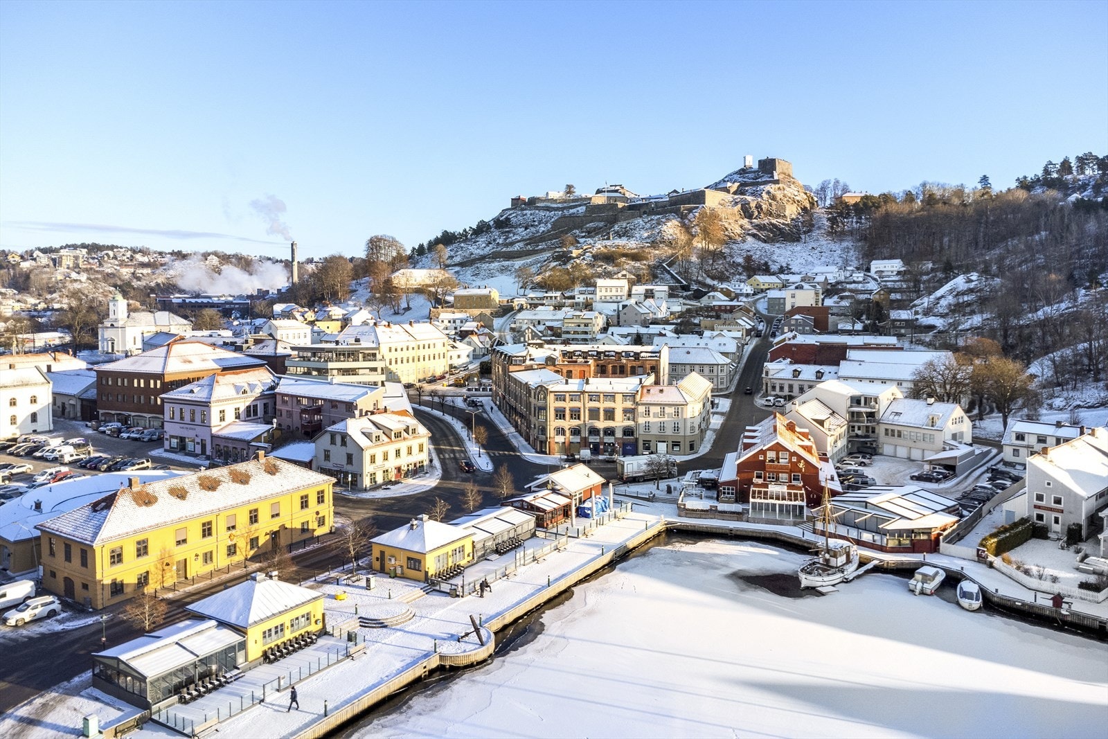 Like i nærheten finner du byens fine torg og havneområde med diverse restauranter, puber, gjestehavn, butikker, hoteller, kultursal, togstasjon m.m. Galleribilde