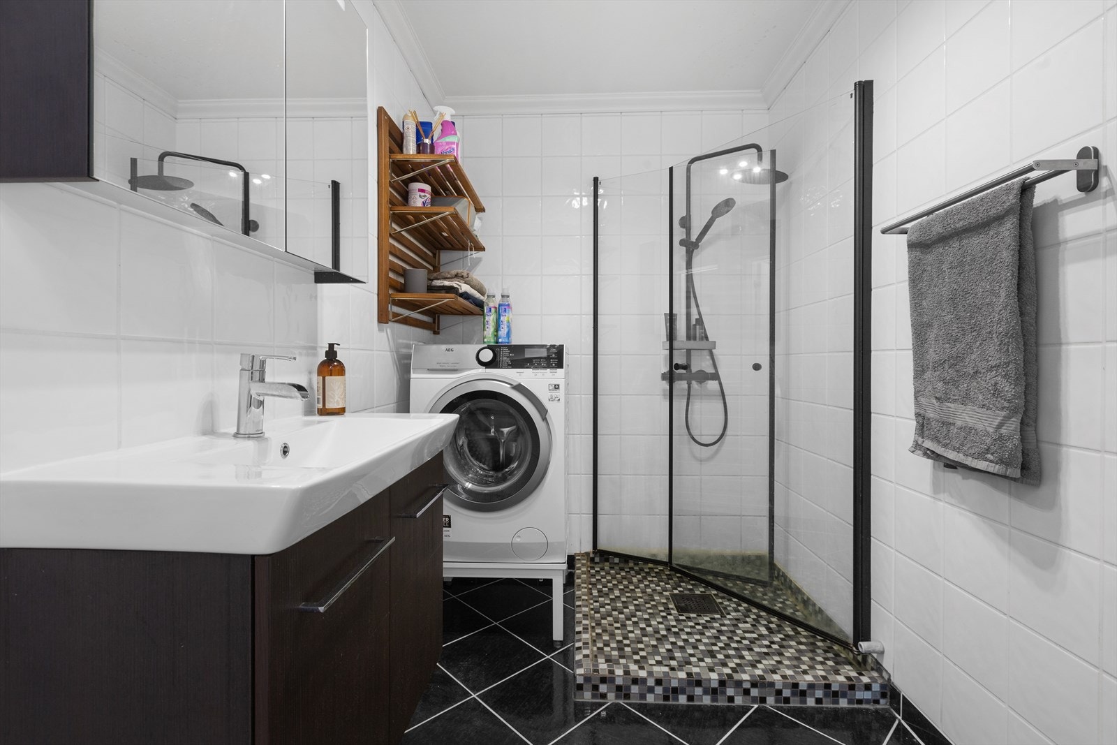 Pent, flislagt bad med varmekabler i gulvet Galleribilde