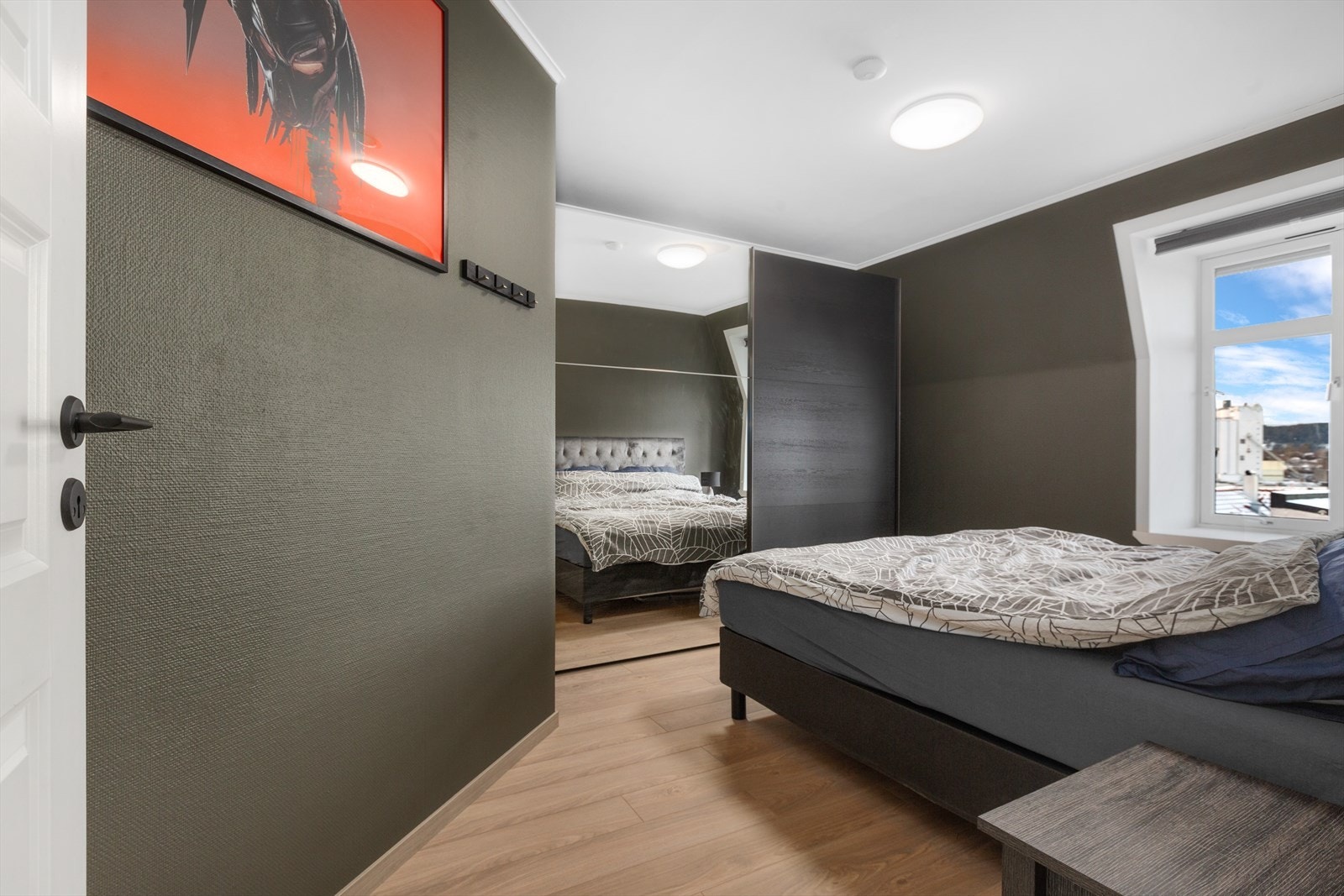 Her er det plass til dobbeltseng og det er innredet med garderobeskap Galleribilde