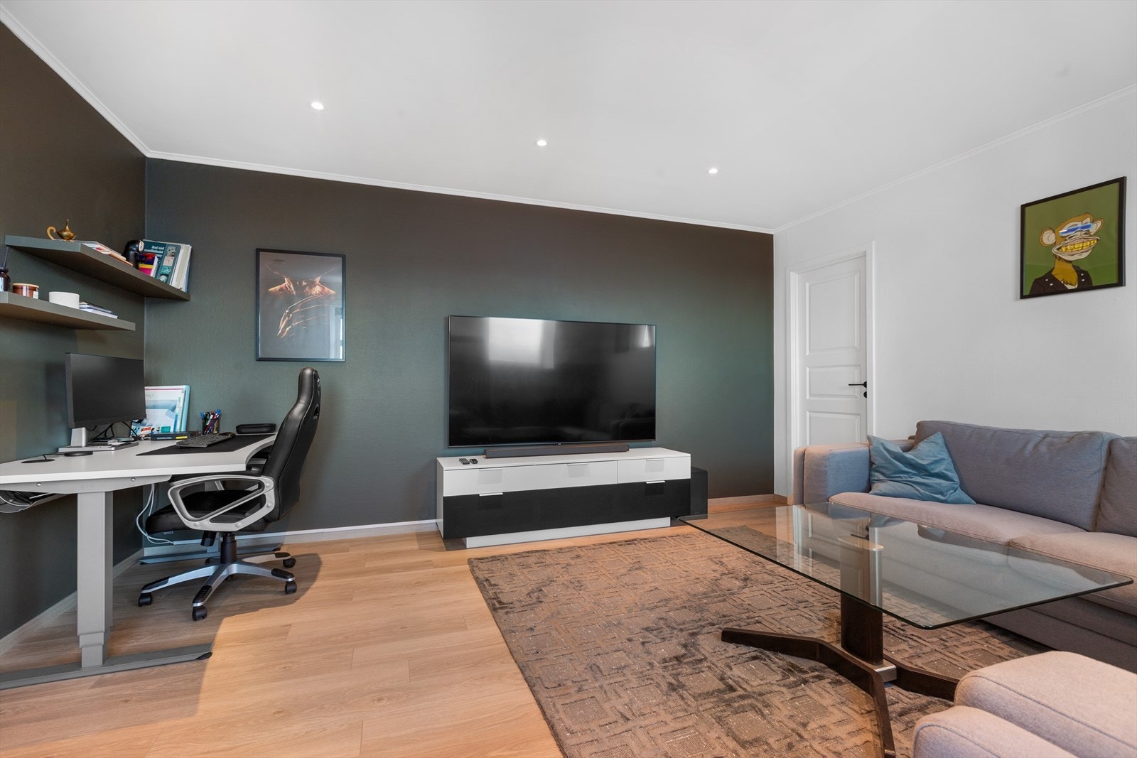 Downlights i himling og en-stavs laminatgulv i lys farge Galleribilde