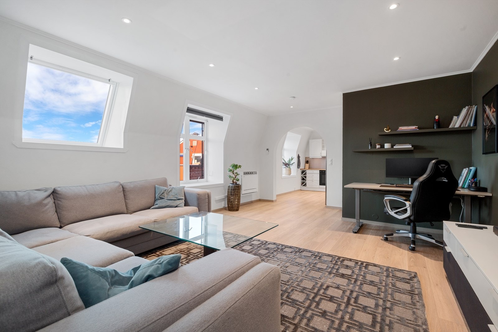 Det er gode møbleringsmuligheter for sittegruppe og tilhørende møblement Galleribilde