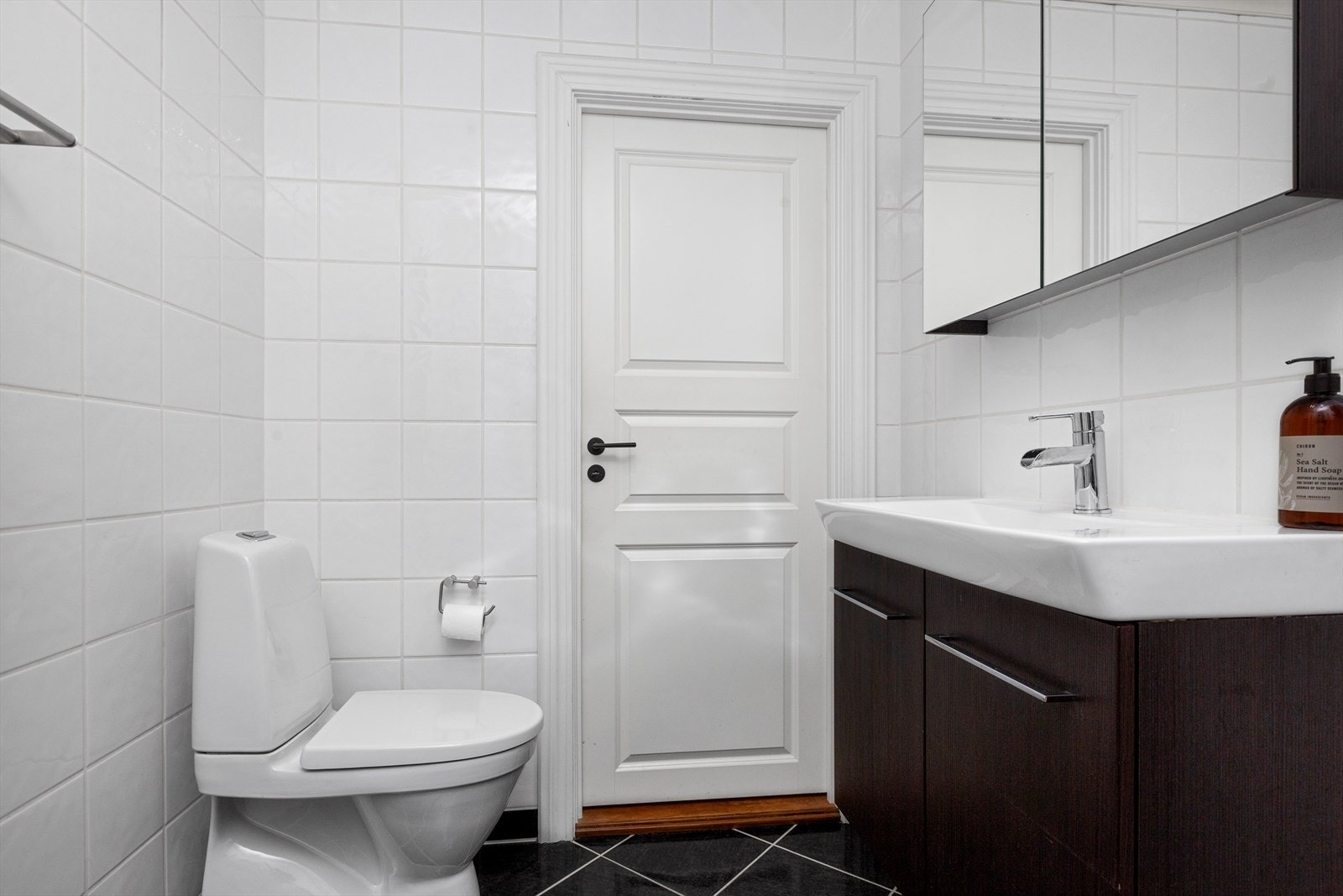 Det er opplegg for vaskemaskin og mekanisk avtrekksvifte Galleribilde