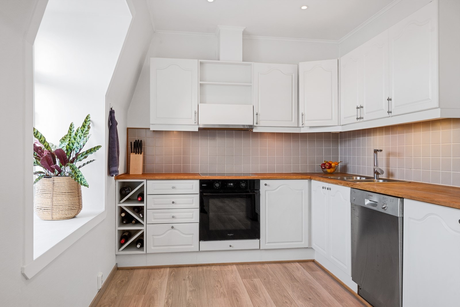 Det er godt med oppbevaringsplass i både under- og overskap Galleribilde