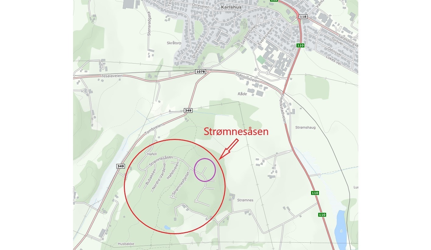 Kart over hvor Strømnesåsen ligger. Kort avstand fra Karlshus sentrum. Området merket med rødt, våre tre tomter merket med lilla. Galleribilde