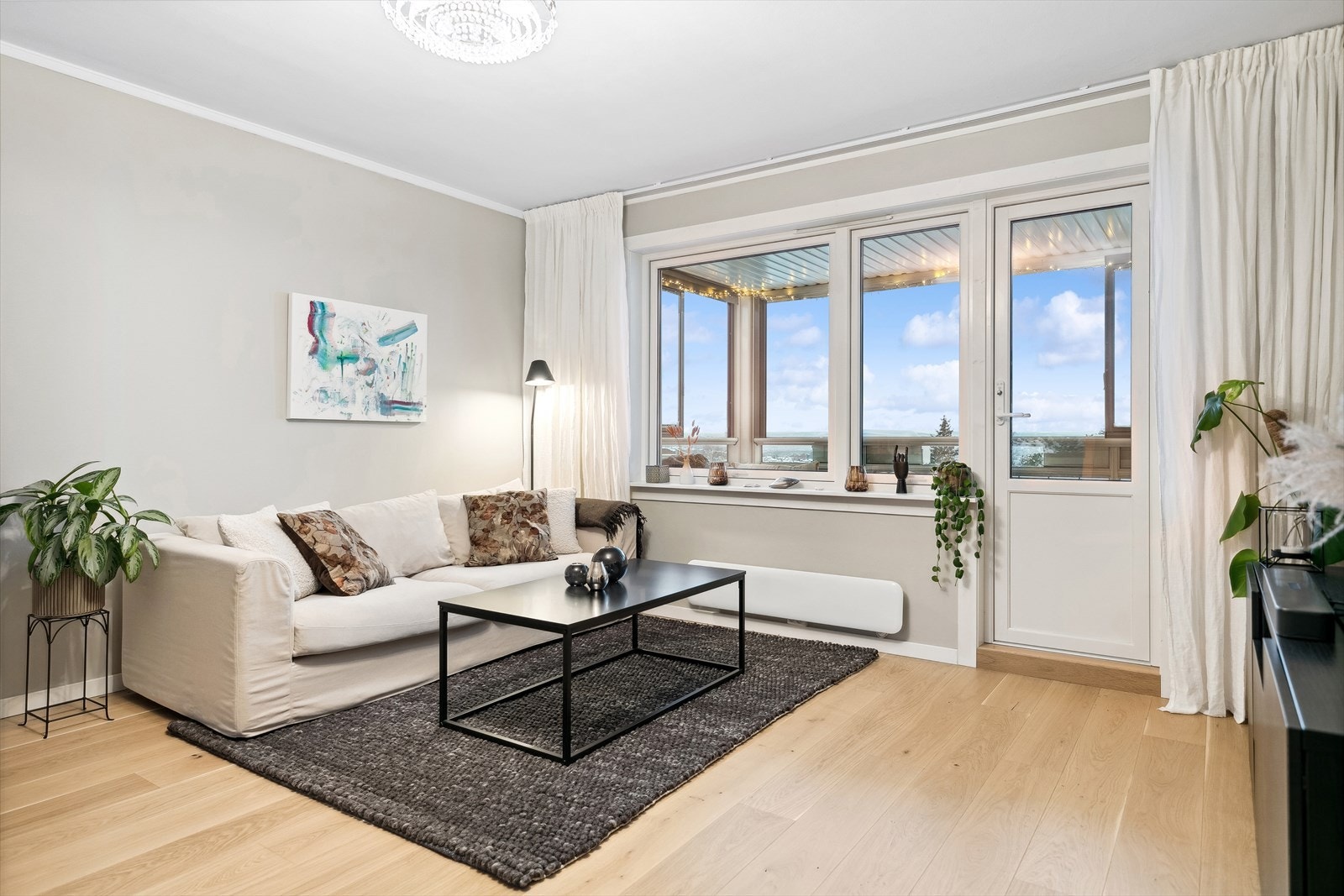 Via stuesonen er det også utgang til egen, innglasset balkong som oppleves som en forlengelse av stuen. Galleribilde
