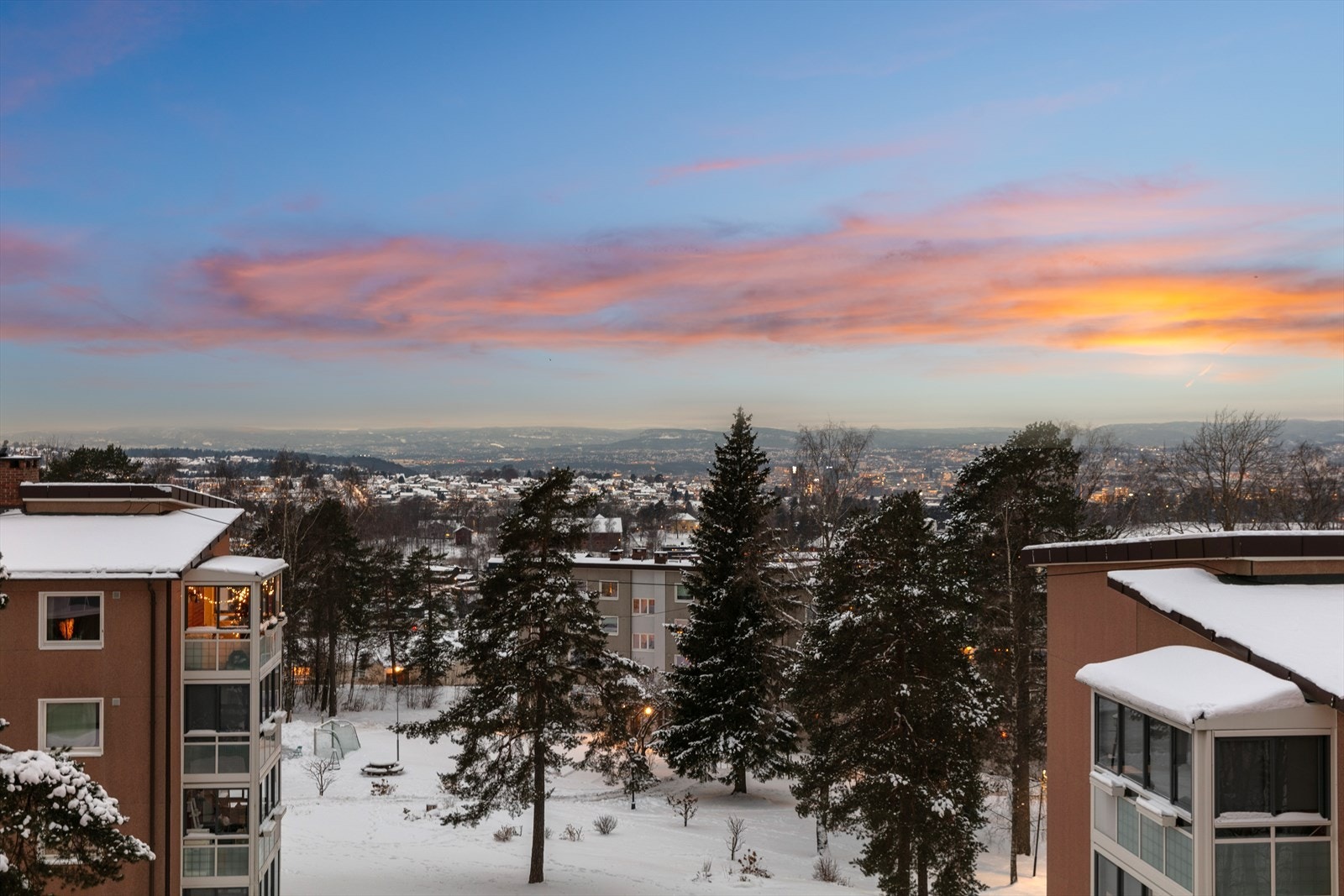 Nydelig utsyn utover hyggelig nærområde. Galleribilde