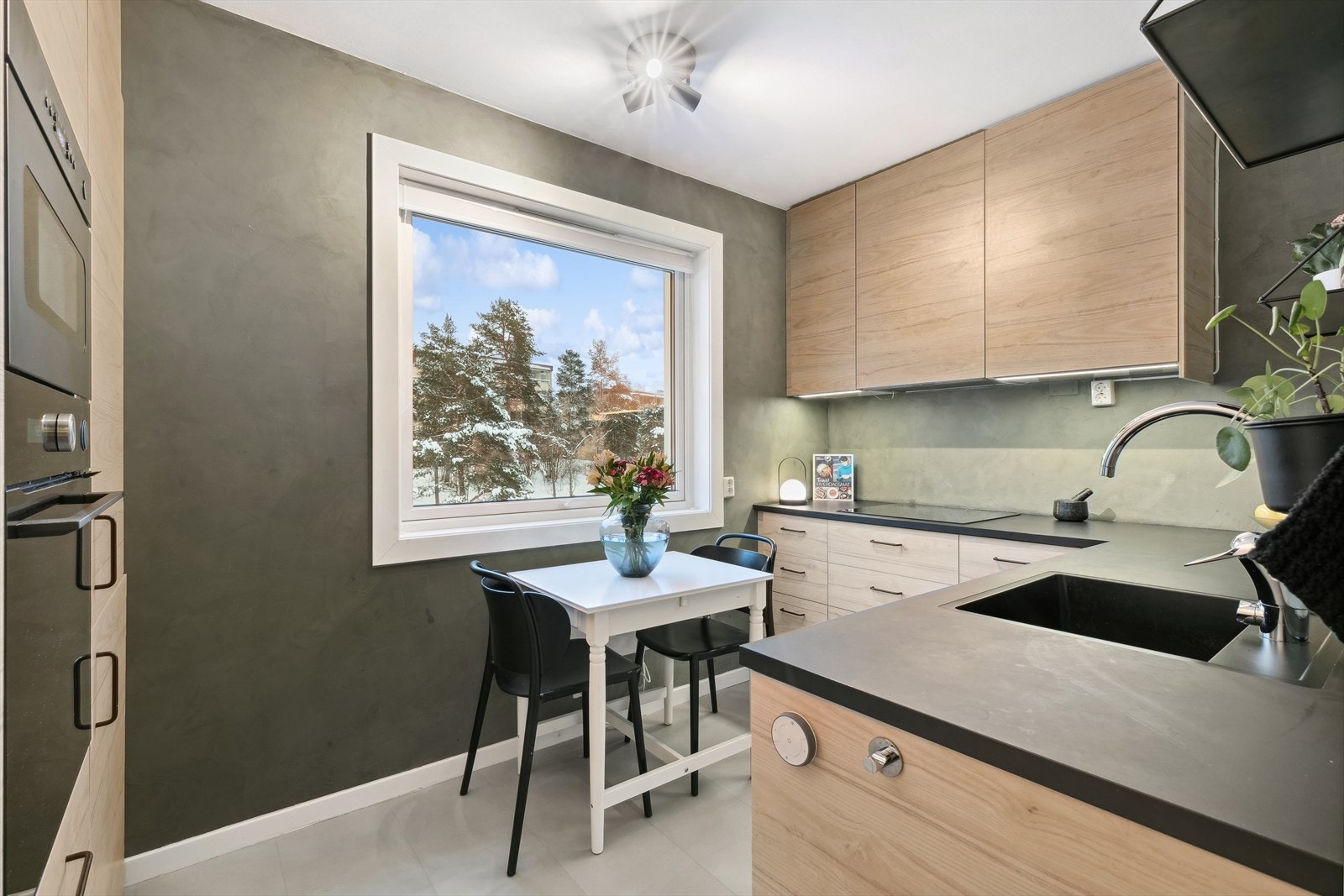 Det er også plass til en praktisk spiseplass under vinduet - perfekt for de raskere og enklere måltidene i hverdagen. Galleribilde