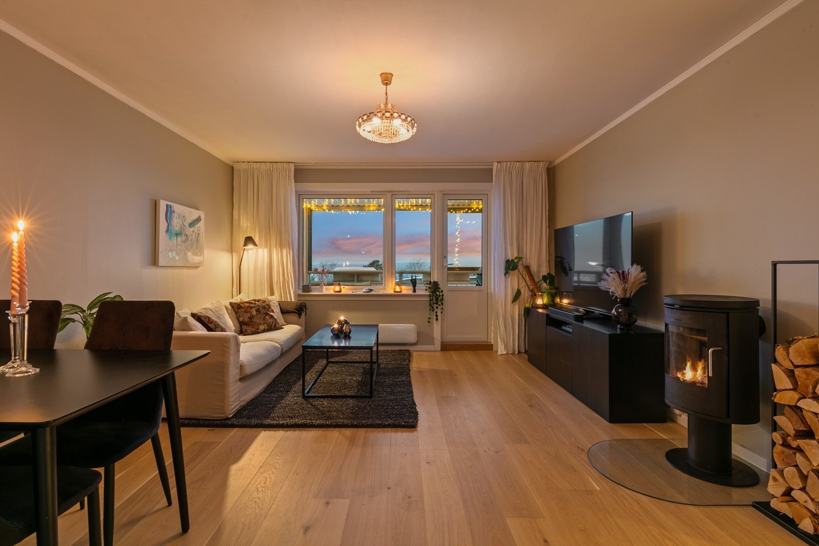 Gina Cecilie Løkker Granli ved DNB Eiendom har gleden av å ønske velkommen til Mekanikerveien 22! Galleribilde