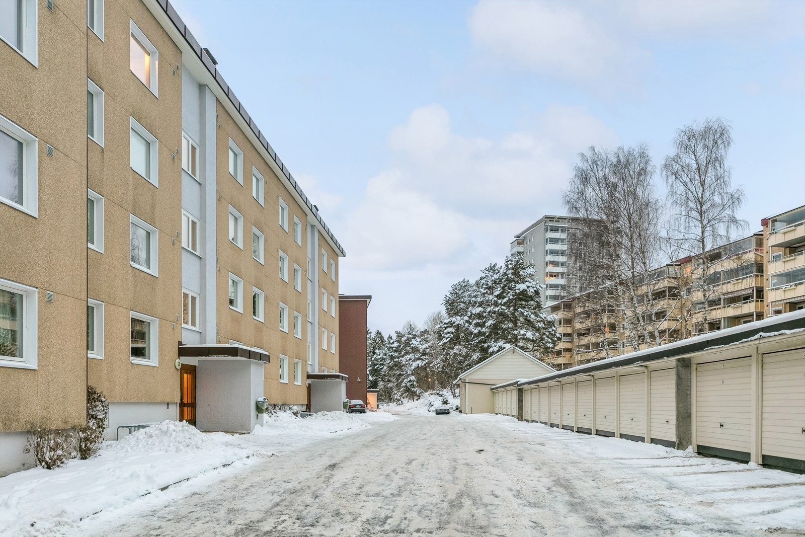 Parkeringsplass eller garasjeplass følger ikke leiligheten. Styret leier ut p-plasser etter venteliste og annsienitet. Ved garasjeleie/administrasjonskostnader belastes etter gjeldende satser. Galleribilde
