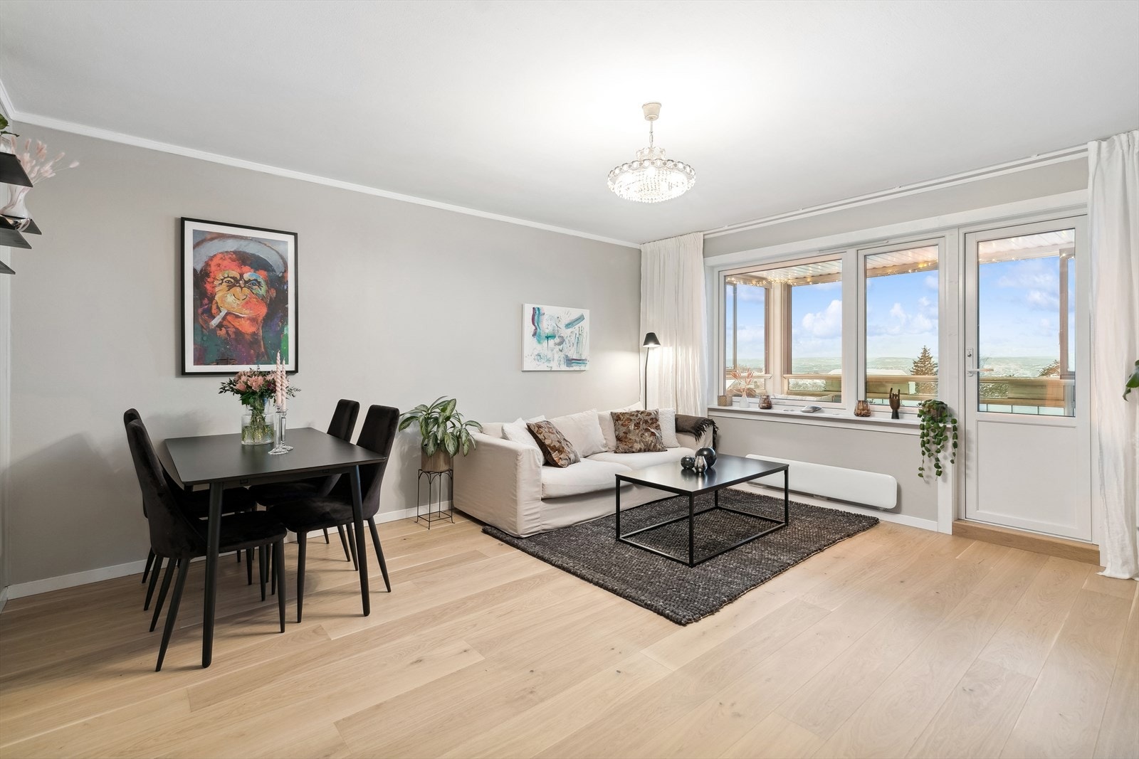 Vel inne ligger stuen som har godt med naturlig lys via flere vindusflater og balkongdør. Galleribilde