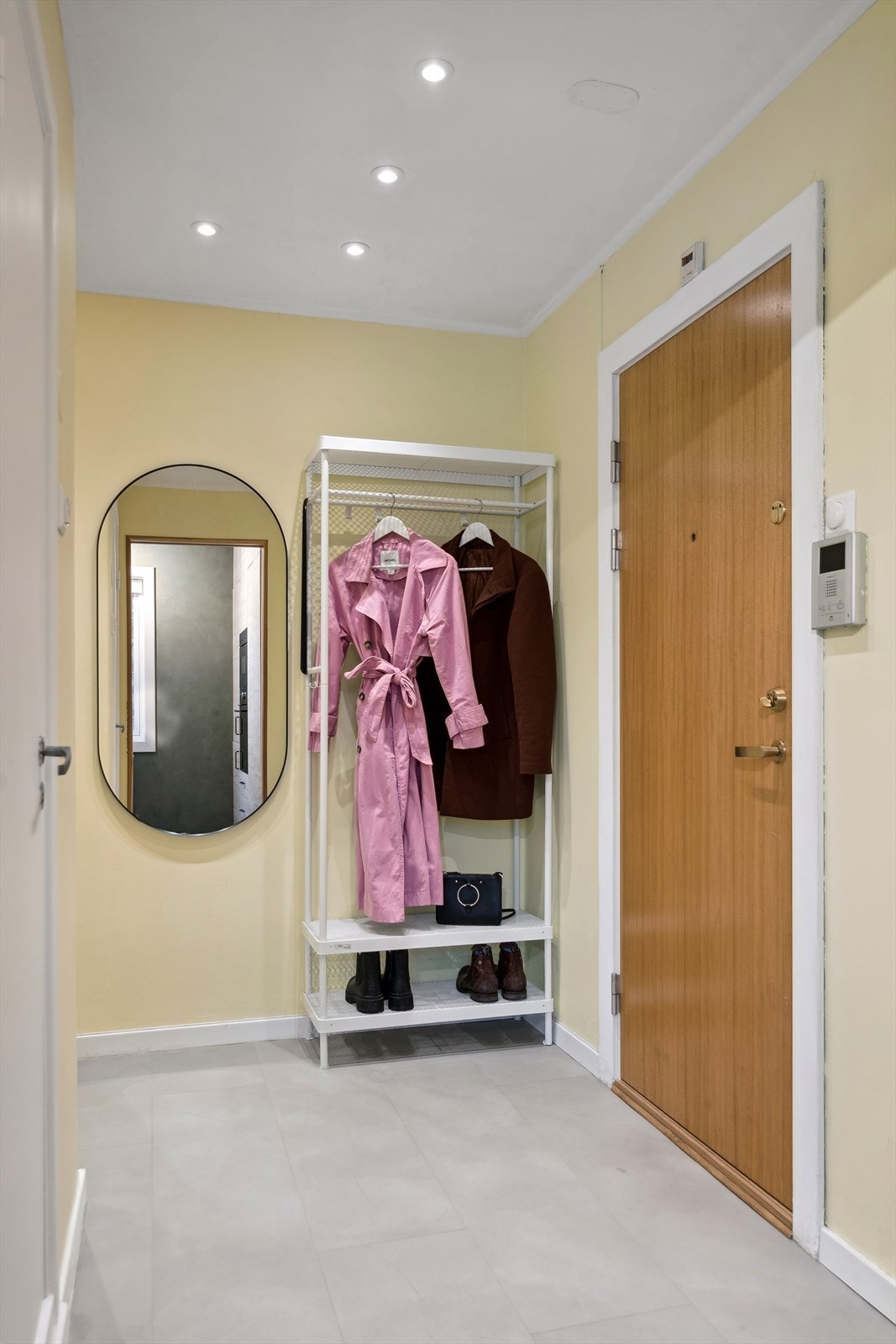 Via felles inngangsparti ønskes du velkommen inn i en romslig entrè. Her er det klikklaminat i "flislook" på gulvet og downlights i himling som bidrar til gode lysforhold. Galleribilde