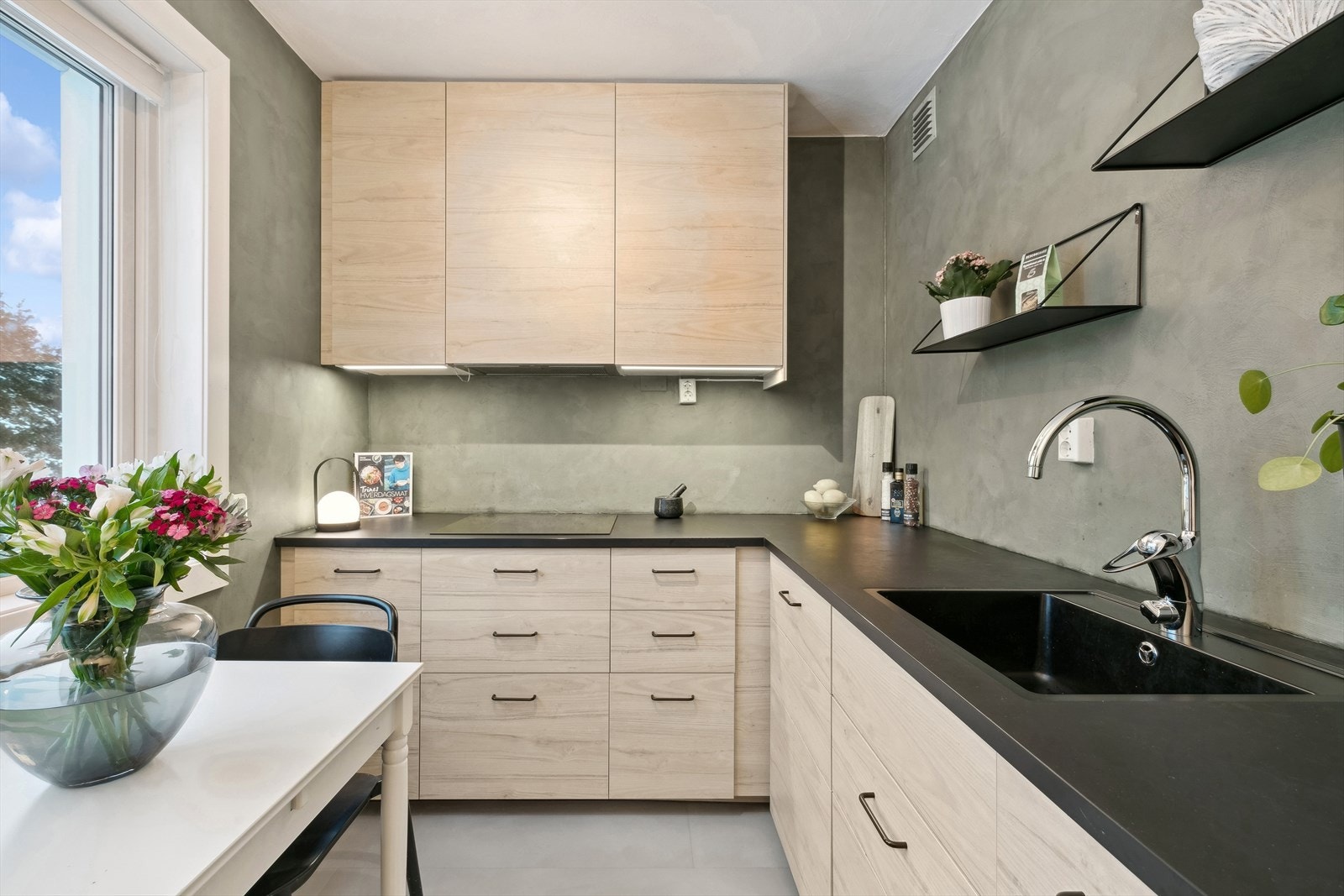 Oppusset kjøkken med innredning fra Ikea satt inn i 2019. Galleribilde
