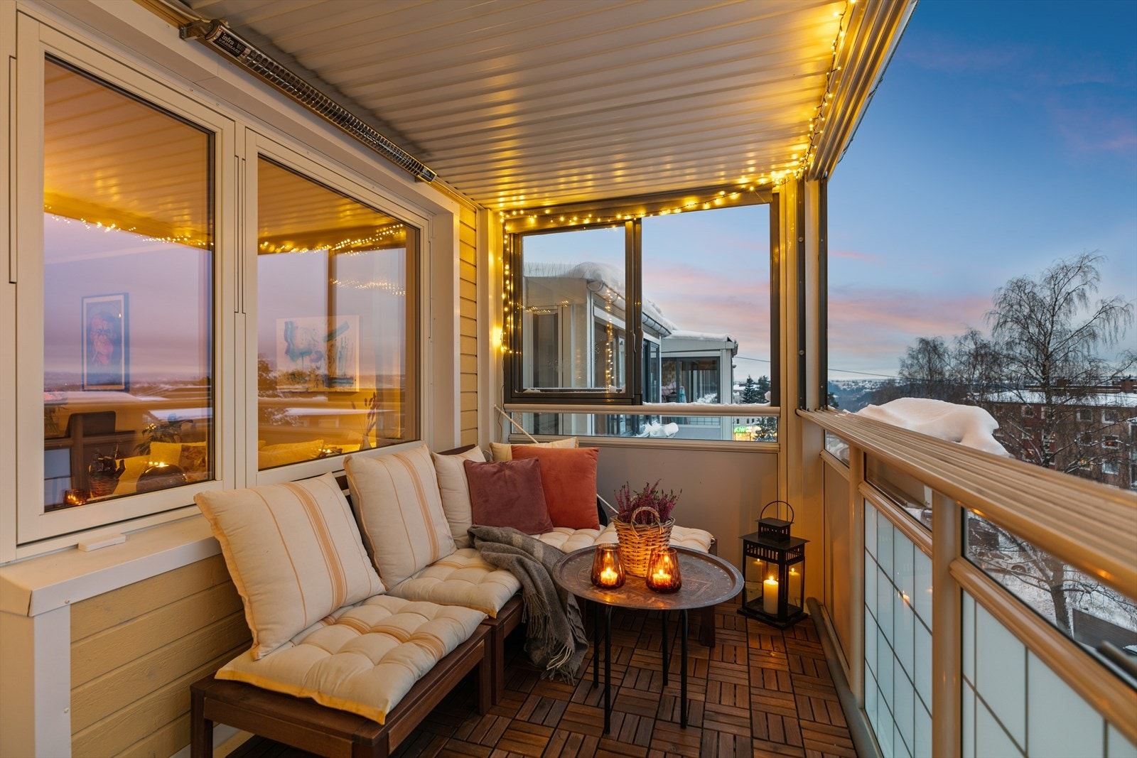 Balkongen har dekke kledd med terrasseheller og rekkverk av stål/glass. Her er det god plass til ønskelig utemøblement og et hyggelig og lunt uterom kan etableres. Galleribilde