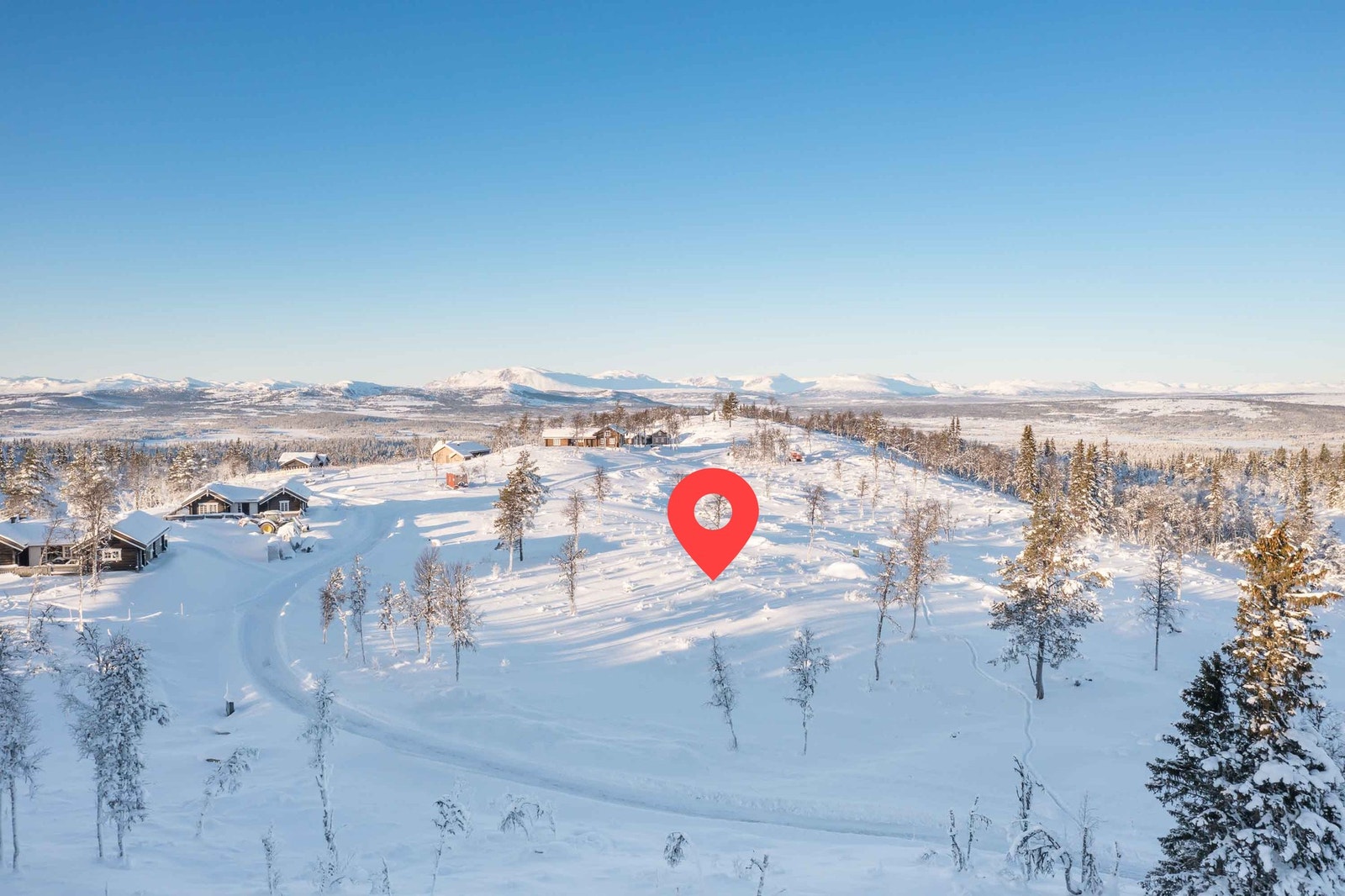 Tomten har flott beliggenhet med fin utsikt. Her utsikt mot vest. Dronefoto Galleribilde