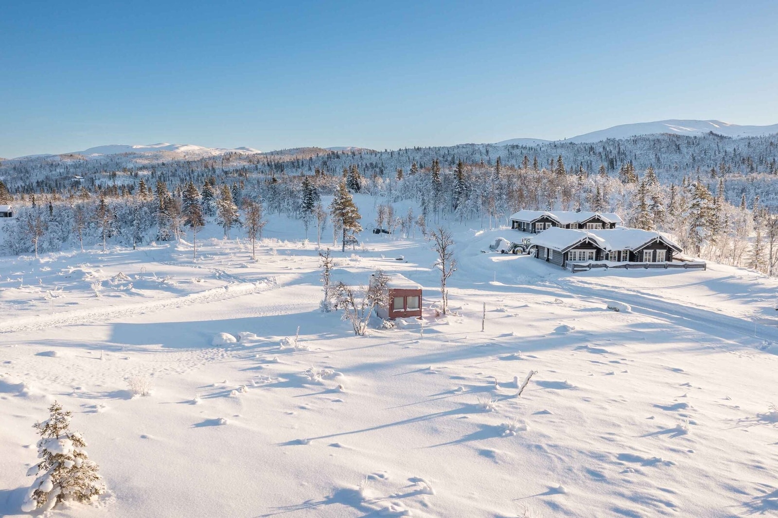 Dronefoto over tomtene Galleribilde
