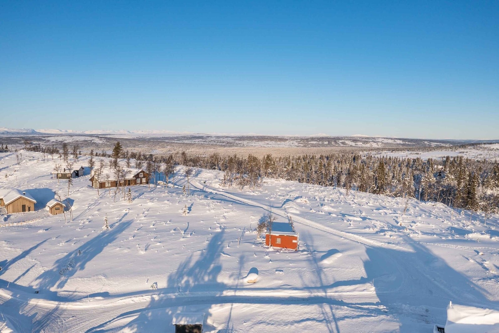 Dronefoto over tomtene Galleribilde