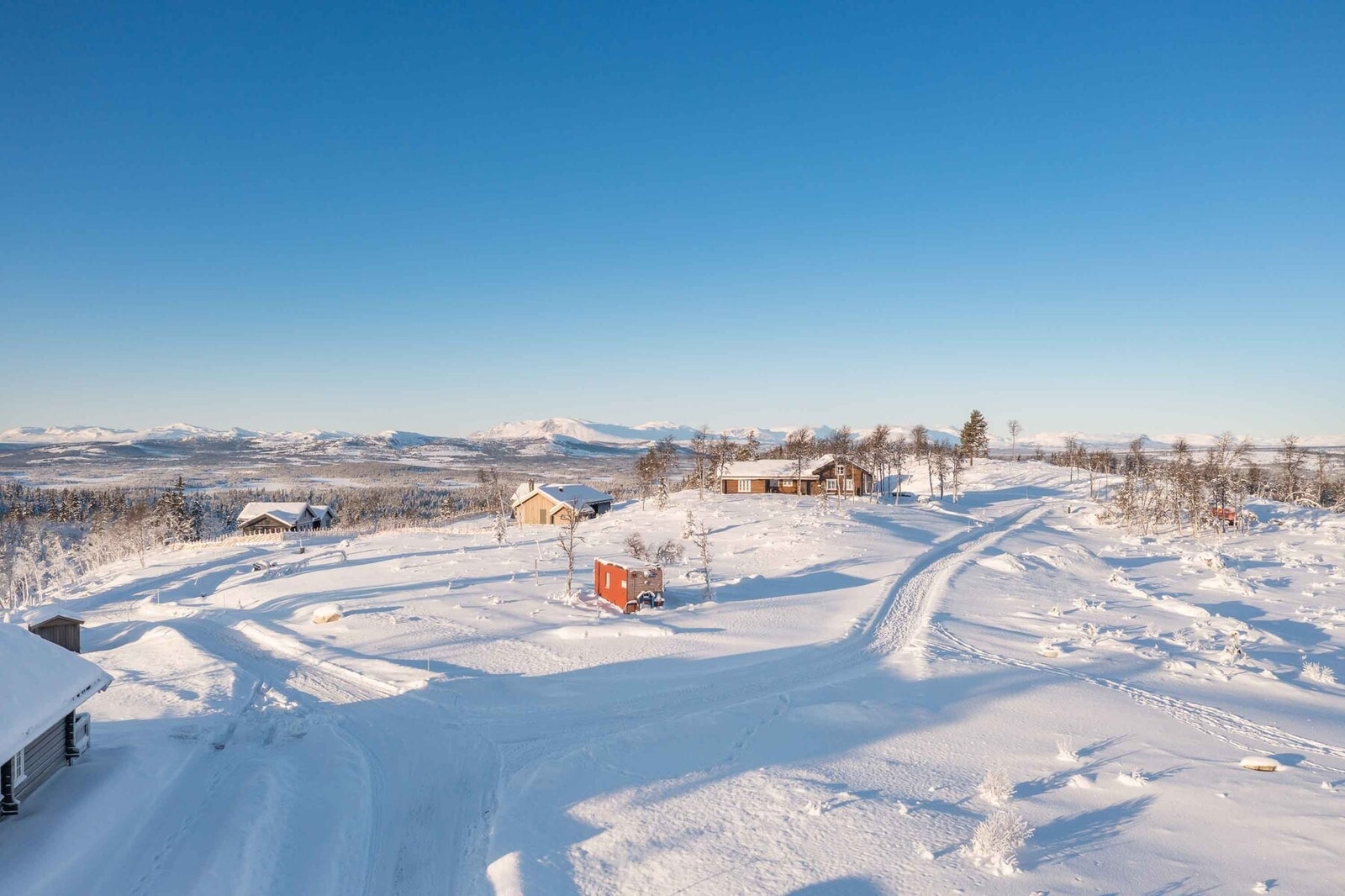 Dronefoto over tomtene Galleribilde