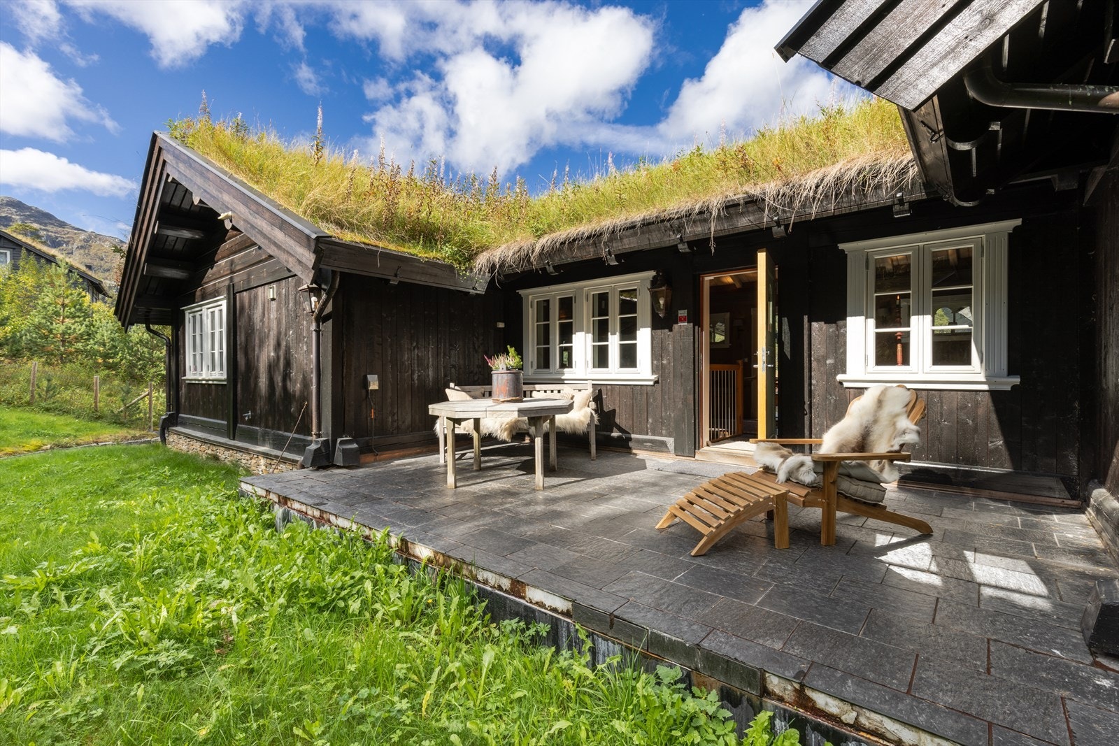 Usjenert terrasse på baksiden av hytta. Galleribilde
