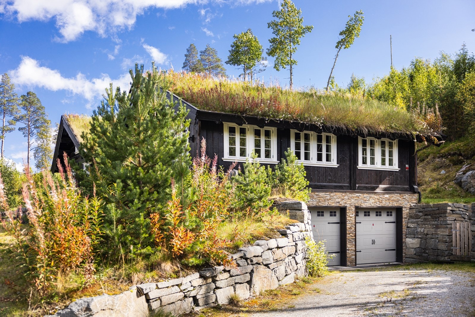 Hytta har stor dobbelgarasje, boder og teknisk rom i underetasjen. Galleribilde