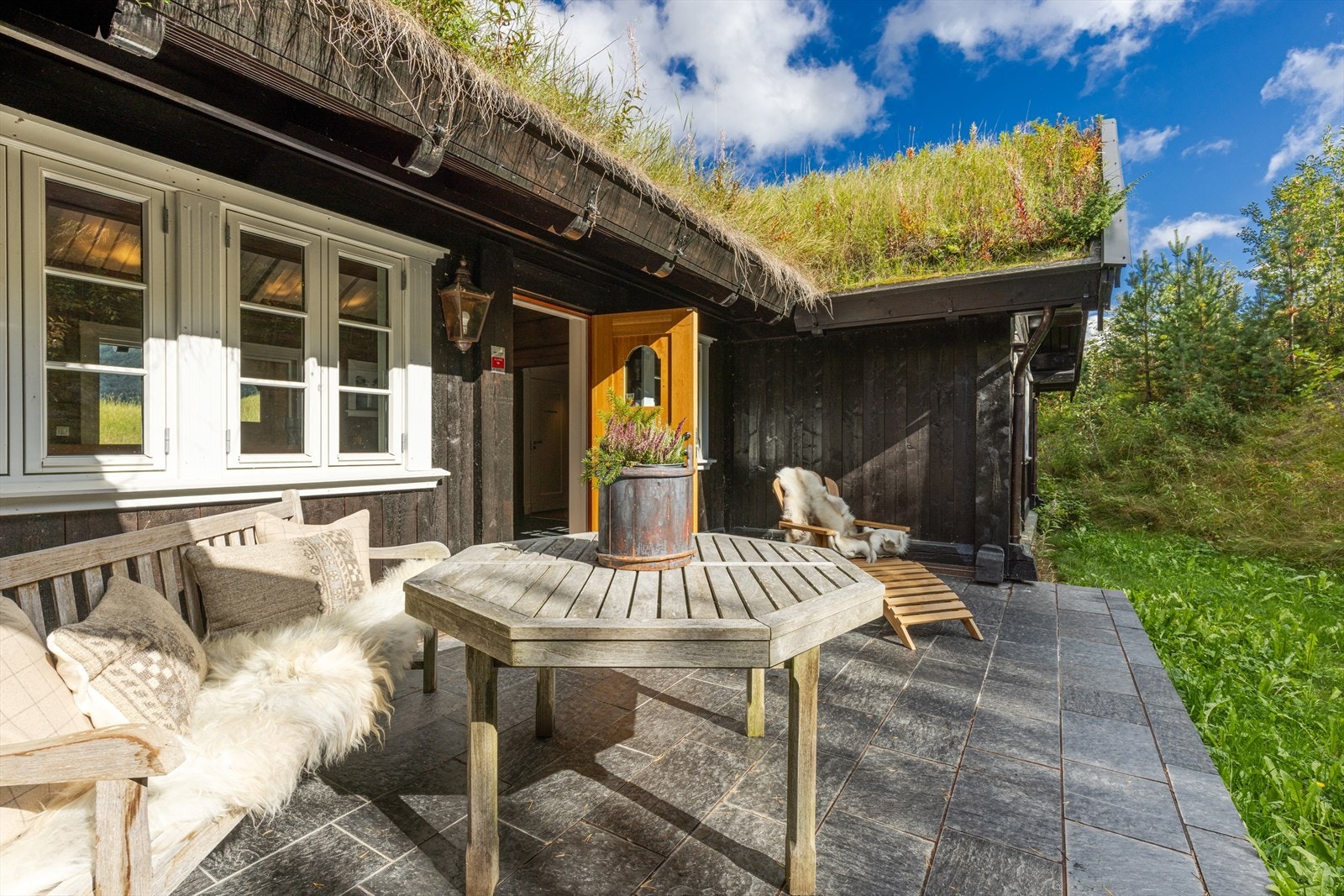 Usjenert terrasse på baksiden av hytta. Galleribilde