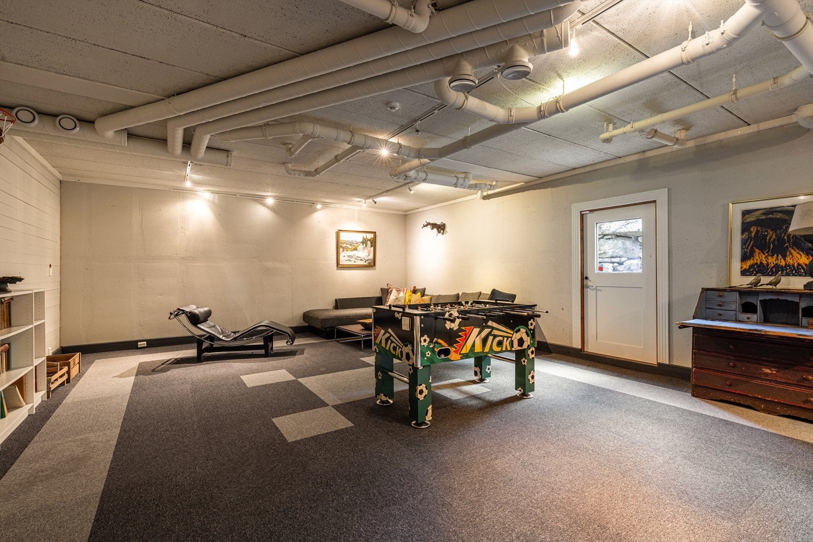 Det er egen inngang til lekerom/spillerom fra terreng. Galleribilde
