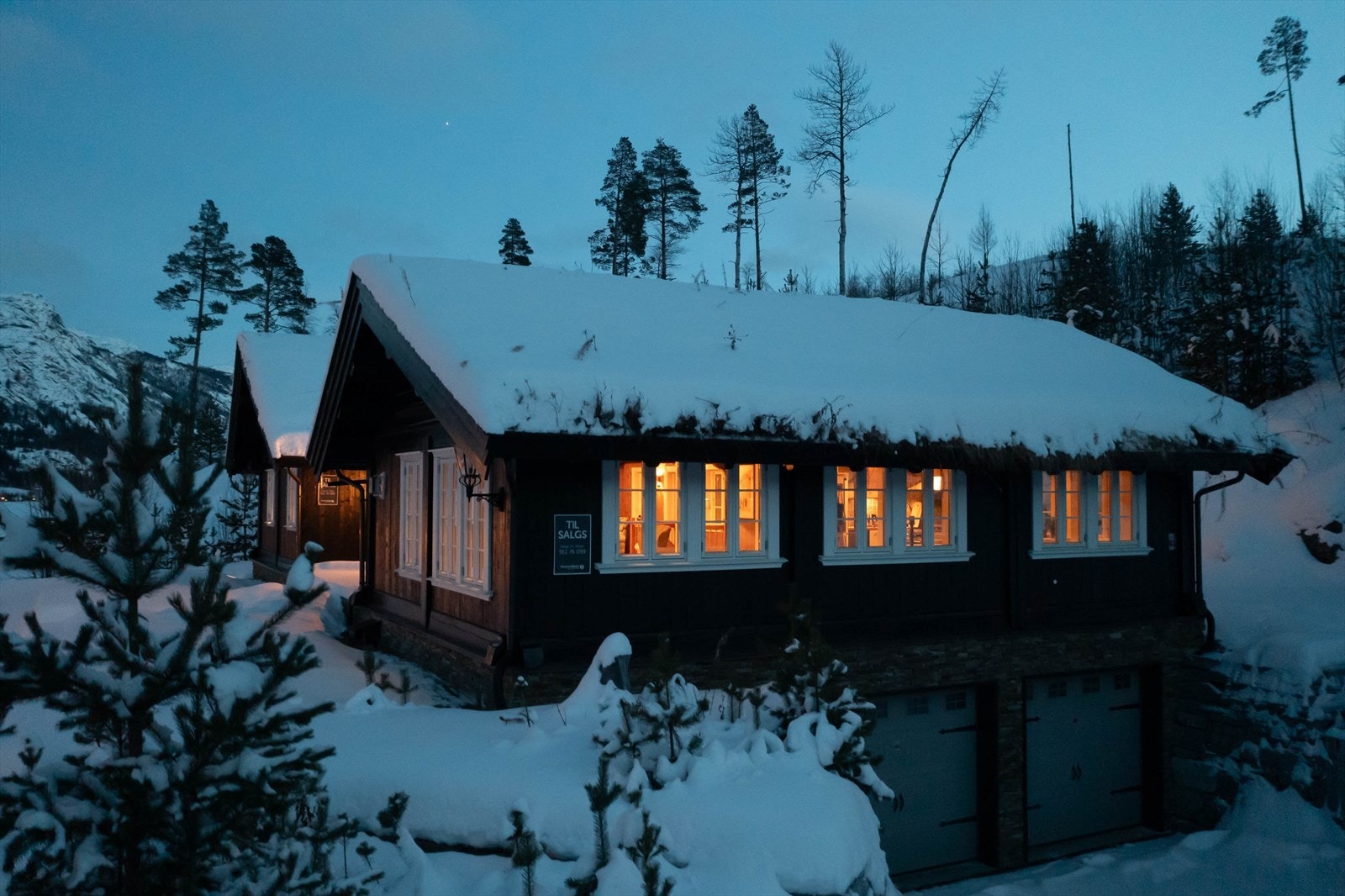 Her parkerer du i dobbelgarasje og går "tørskodd" inn til hytta. Galleribilde