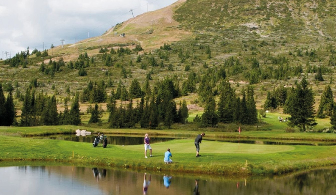En av nordens høyest beliggende golfbane, Skei Golf, ligger på Skeikampen. Galleribilde