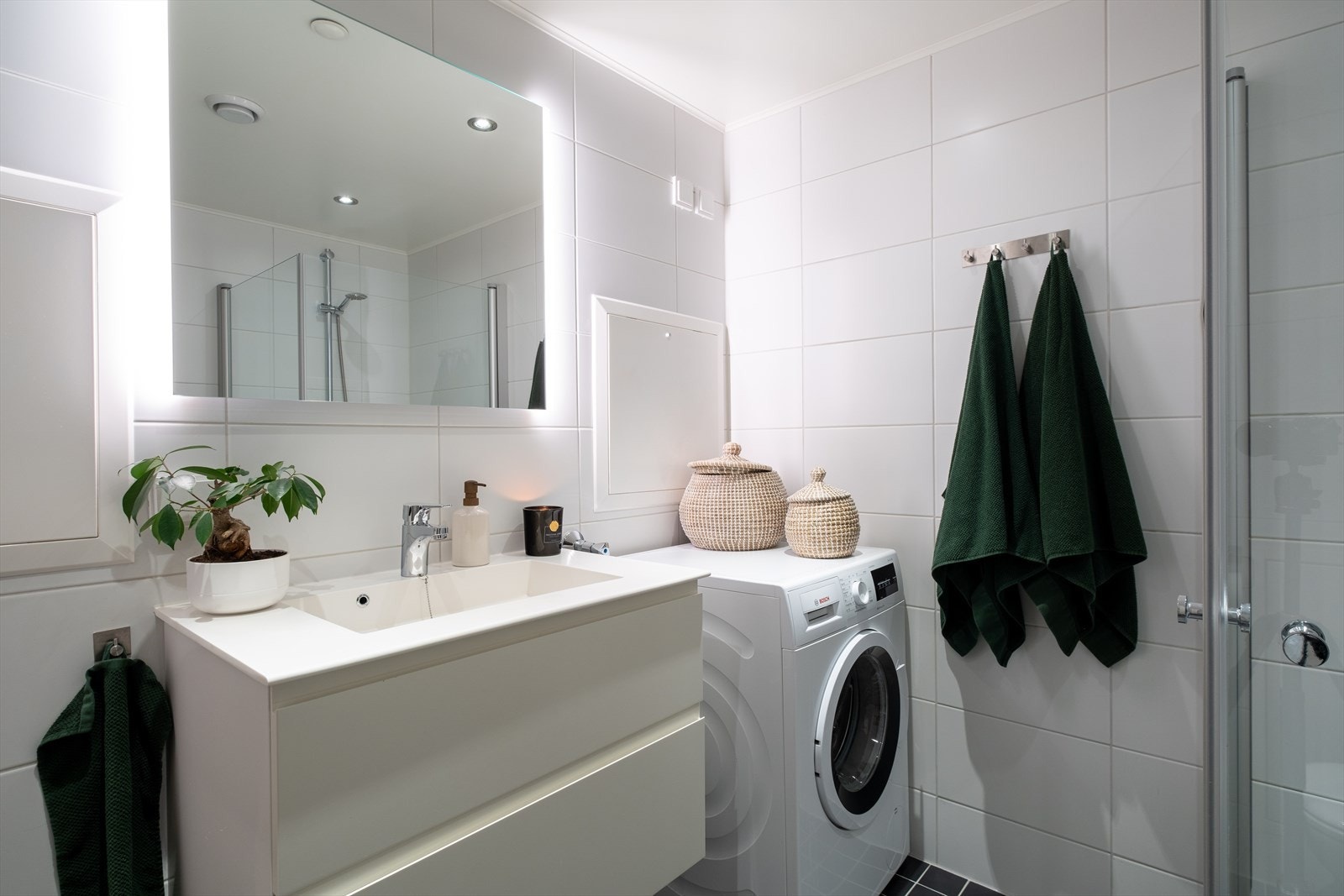 Baderommet strekker seg over 5m², og har behagelig gulvvarme. Galleribilde