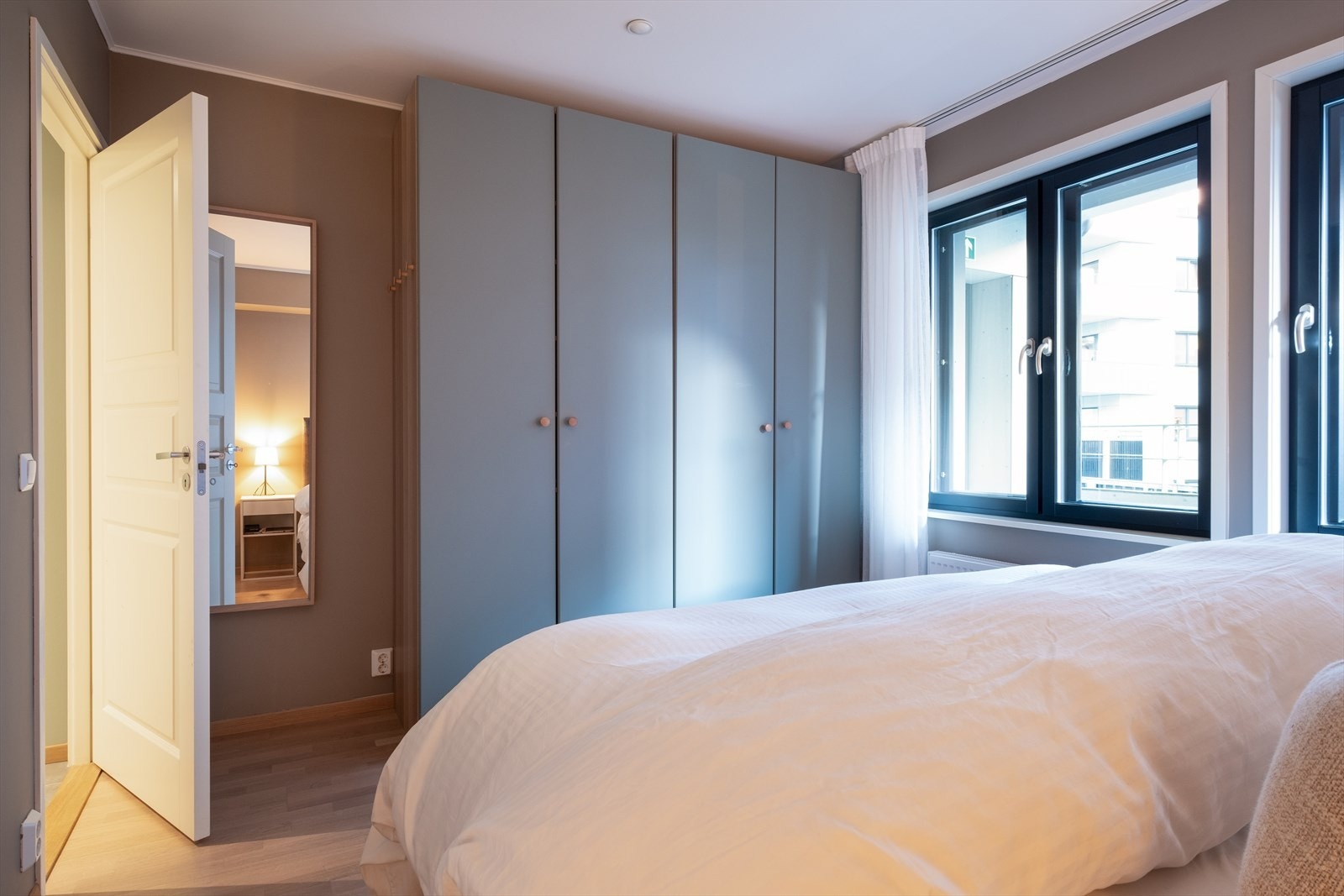 Soverommet er nylig oppmalt i delikate og tidsriktige farger, med fargen Eikenøtt på vegger. Garderobeskap på soverom medfølger også handelen. Galleribilde