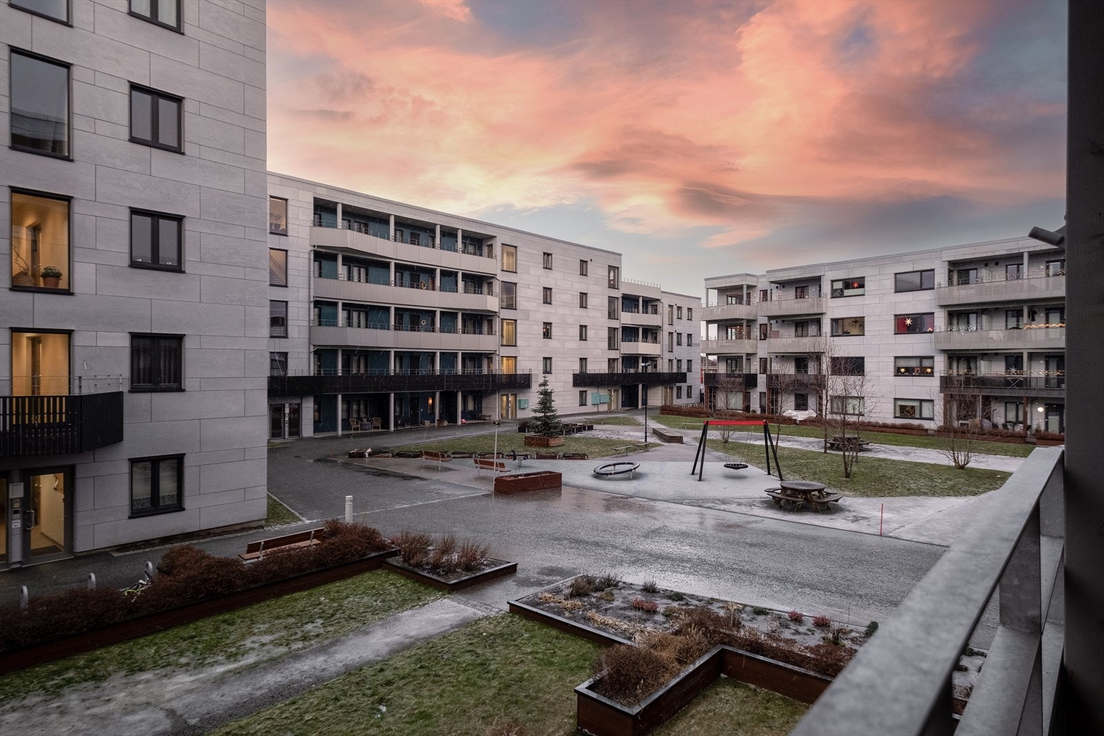 Leiligheten er godt lydisolert, og ligger skjermet til fra trafikkert vei. Med en gunstig beliggenhet tar det kun en kjøretur på 7 minutter til Solsiden. Sameiet disponerer 9 gjesteparkeringer i kjeller hvor besøkende kan stå. Galleribilde