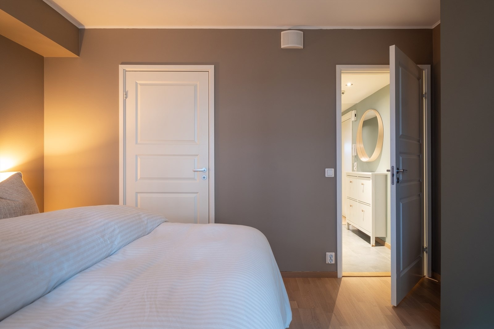 I tilknytning soverommet finner man en innvendig bod på 3,5m². Dagens eiere har benyttet boden som hjemmekontor, men det er også rom for å etablere walk-in garderobe. Videre medfølger det ekstern bod i kjeller. Galleribilde