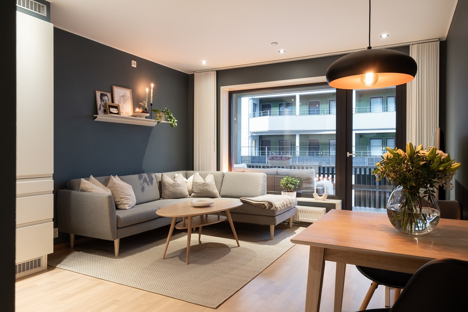 Leiligheten har en romslig planløsning med en åpen stue- og kjøkkenløsning på 19,5m². Downlights i himling sørger for god belysning. Galleribilde