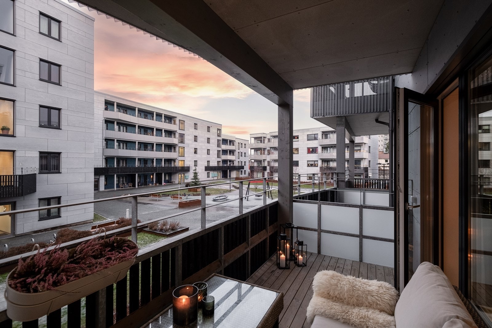 Det er lave felleskostnader på kun 2 196,- per måned. Felleskostnadene inkluderer TV, internett, fjernvarme, felles byggforsikring mm. Galleribilde