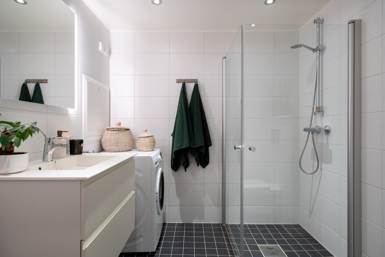 Blant badets kvaliteter har man downlights i himling, vegghengt toalett, innfellbare dusjdører og opplegg for vaskemaskin. Galleribilde