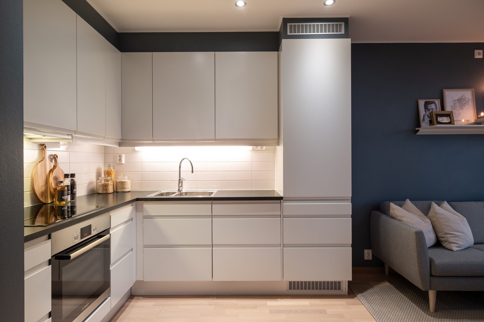 Praktisk hjørnekjøkken som gir rikelig med skap- og benkeplass. Galleribilde