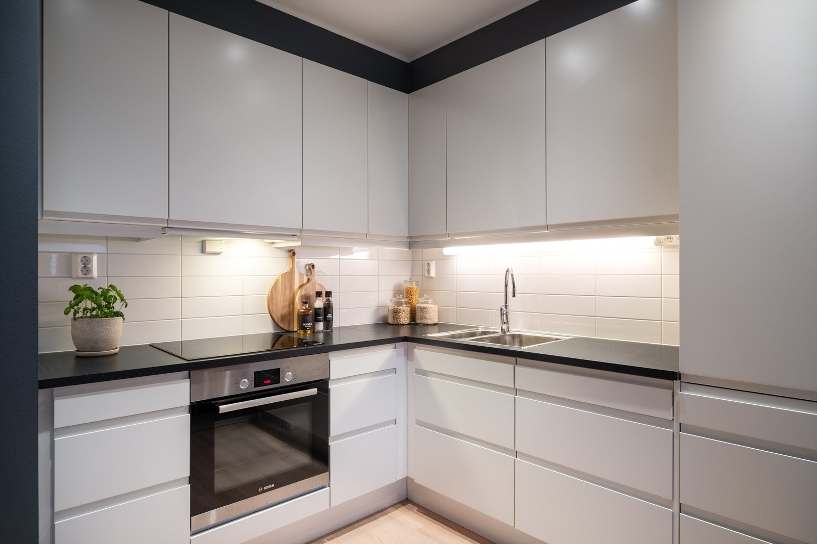 Kjøkkenet er svært tidsriktig, og er levert av kvalitetsmerket HTH. Det er integrerte hvitevarer som medfølger handelen. Galleribilde