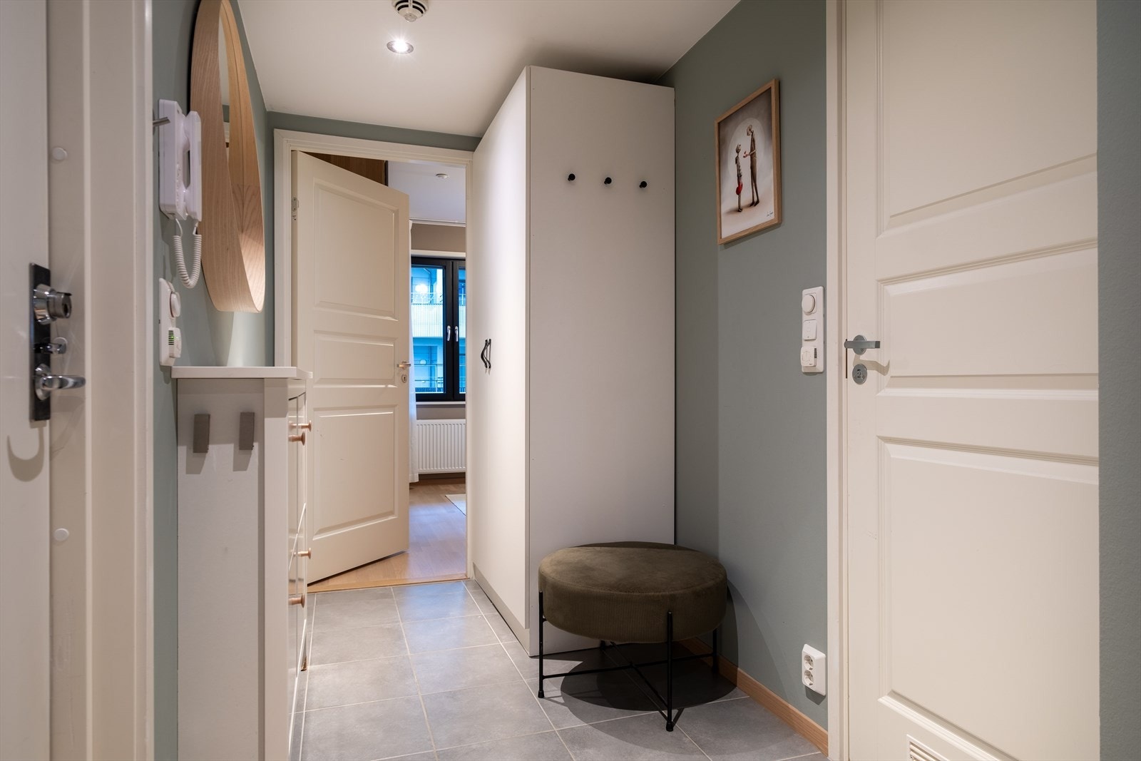 Alle leilighetens rom ligger tilknyttet entréen. Garderobeskapet medfølger handelen. Galleribilde