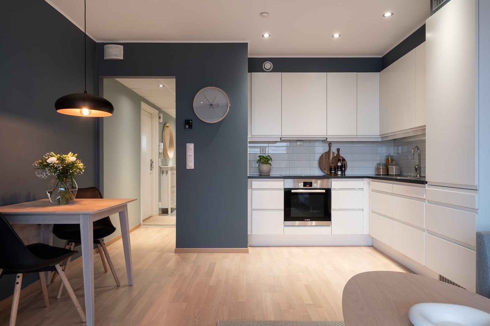 Det er 3-stavs eikeparkett gjennomgående i leiligheten, i duse og moderne farger. Galleribilde