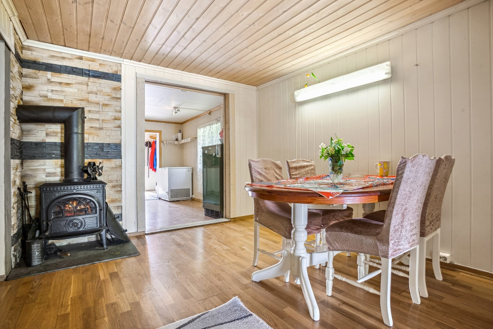 Stue med peisovn og god spiseplass Galleribilde