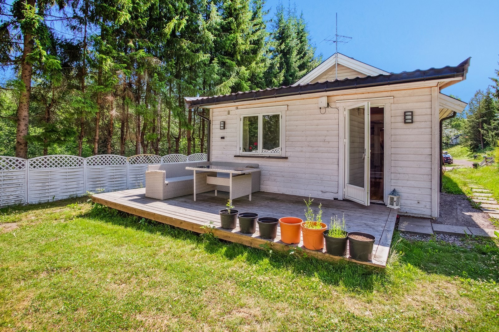 Nyere terrasseplatting og hage Galleribilde