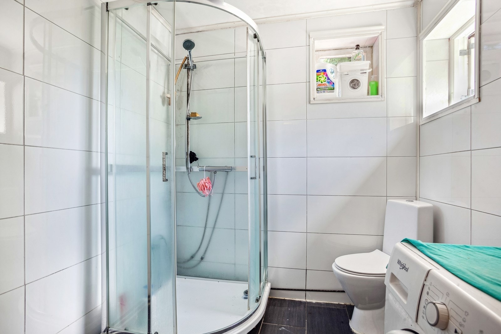 Nyere del av bad med dusjkabinett Galleribilde