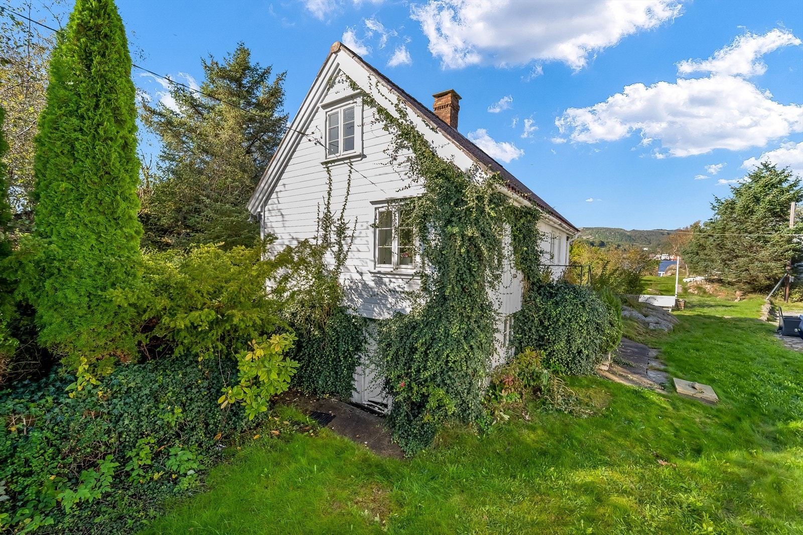 Den herlige hagen står i fin harmoni med naturtomta. Galleribilde