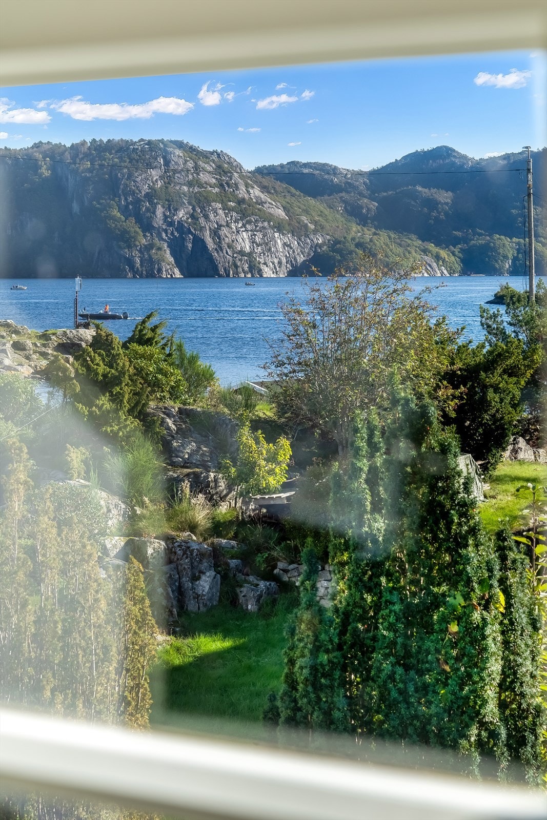 Vakker utsikt mot sjø og fjell! Galleribilde