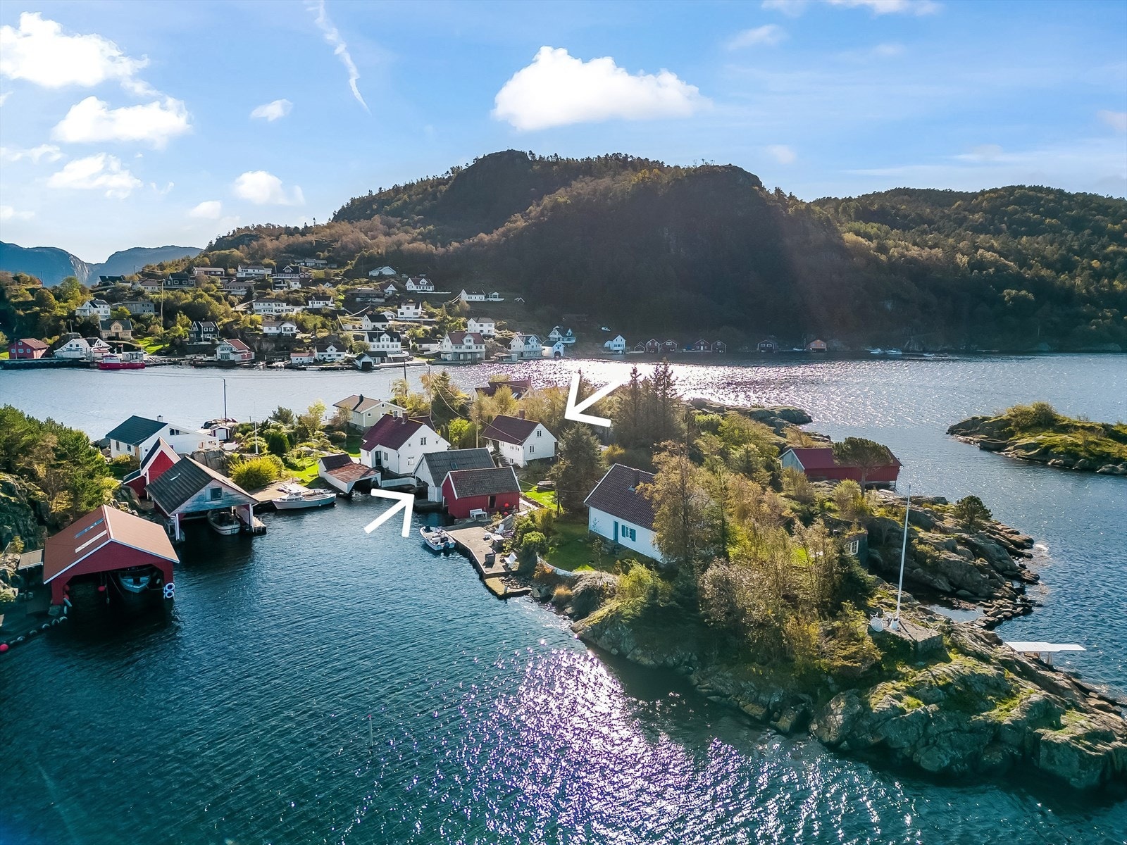 Eiendommen består av fritidsbolig og båtnaust. Galleribilde