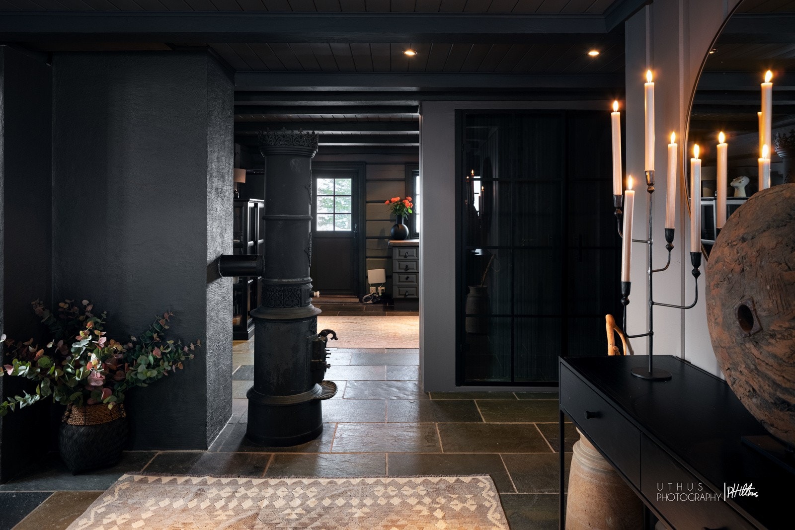 Lekker hall med flott vedovn Galleribilde