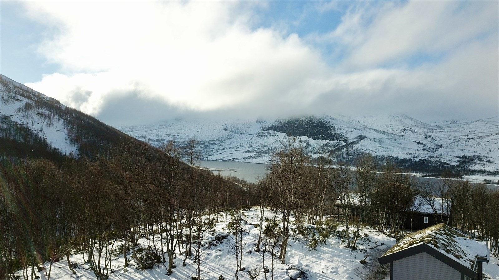 På vinterstid er det oppkøyrt løypetrasear i området og det er ca. 10 minuttar køyring til Tyin-Filefjell skisenter. Galleribilde