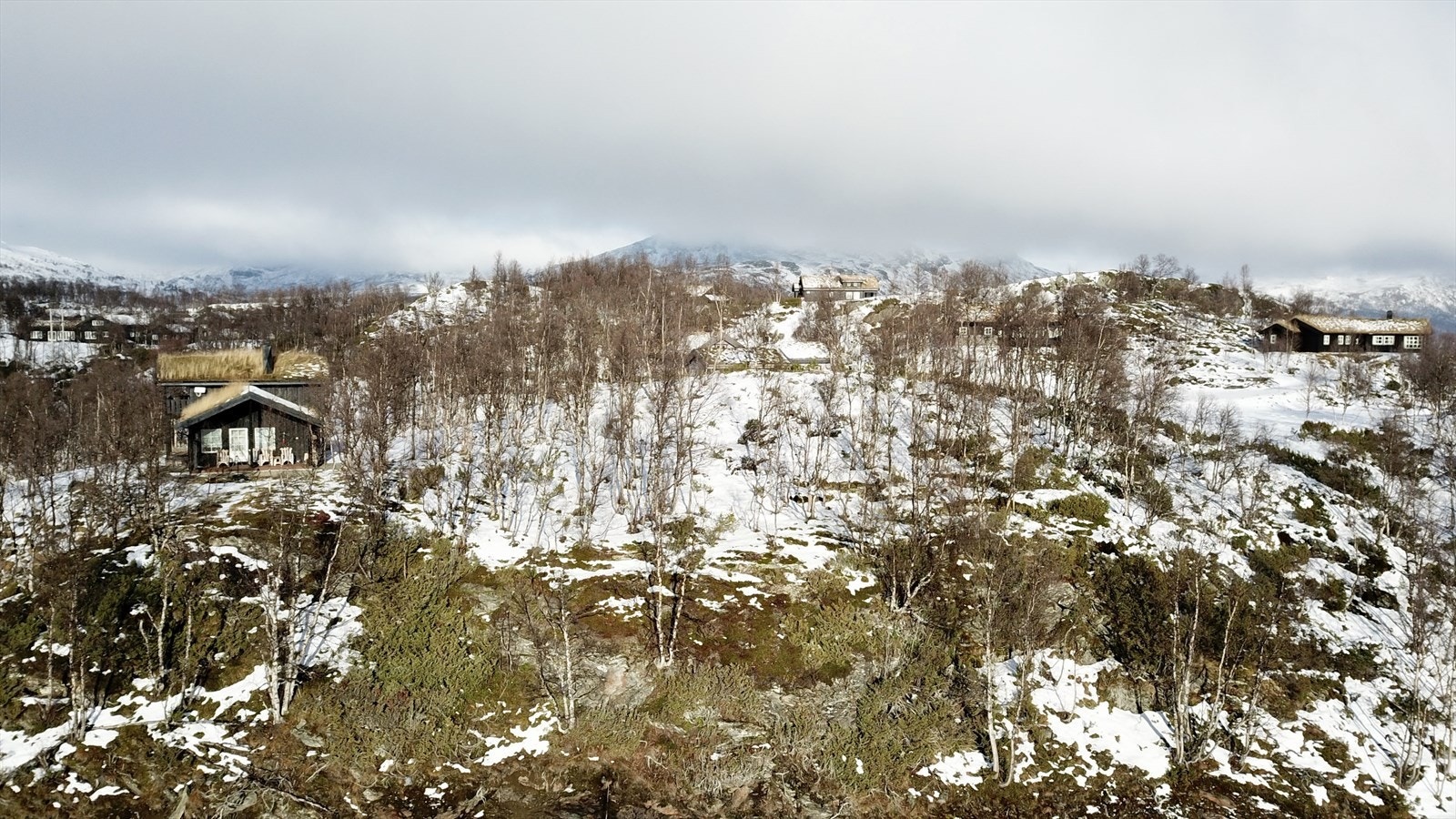 Tomta ligg sørvendt i lett skråande terreng og har ein slik beliggenheit at det vil ikkje kunne byggast bygningar på sørsida av tomta som blokkerar utsikt. Galleribilde