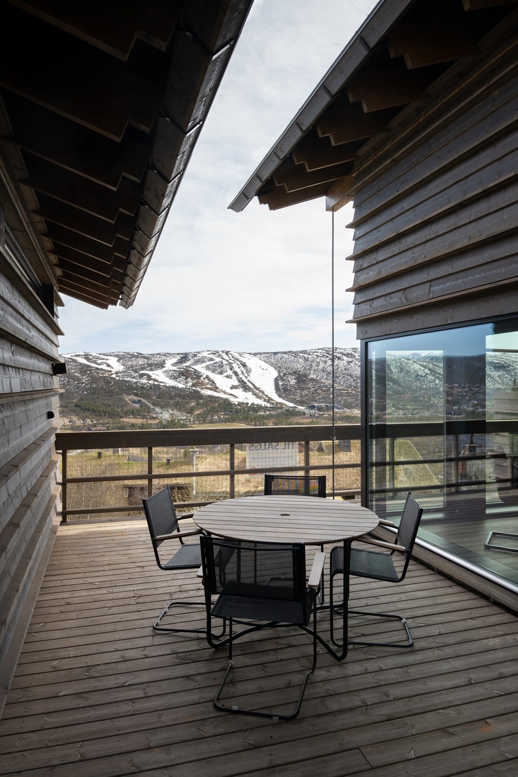 Flott utsikt mot Vestlia fra uteplass Galleribilde