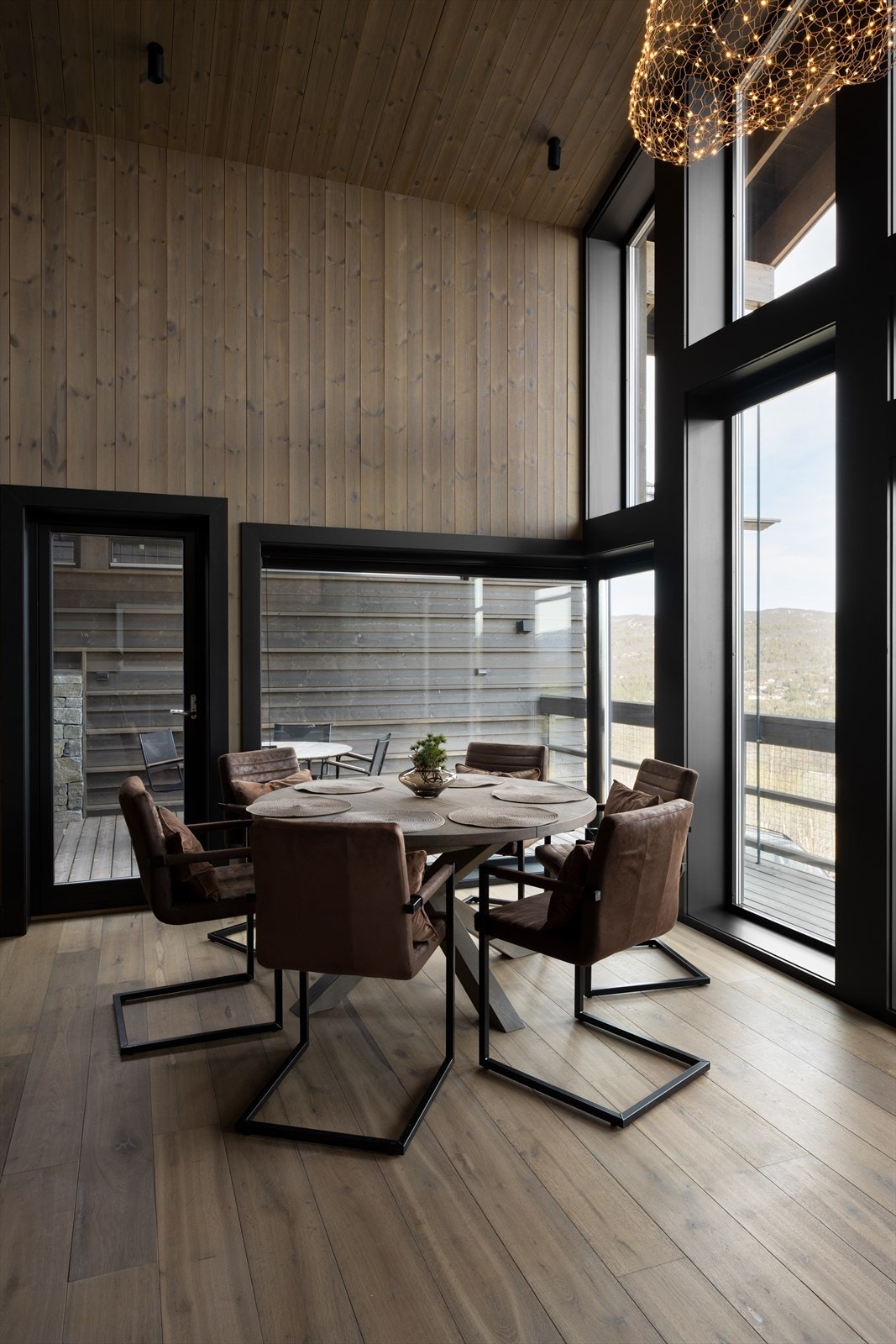 store vindusflater med spennende gjennomlysning og vinduer i fire himmelretninger Galleribilde