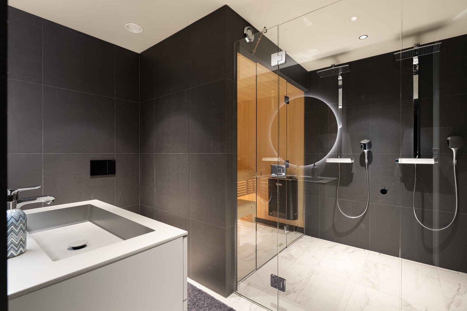 Bad med badstue og dobbel dusj - u. etg Galleribilde